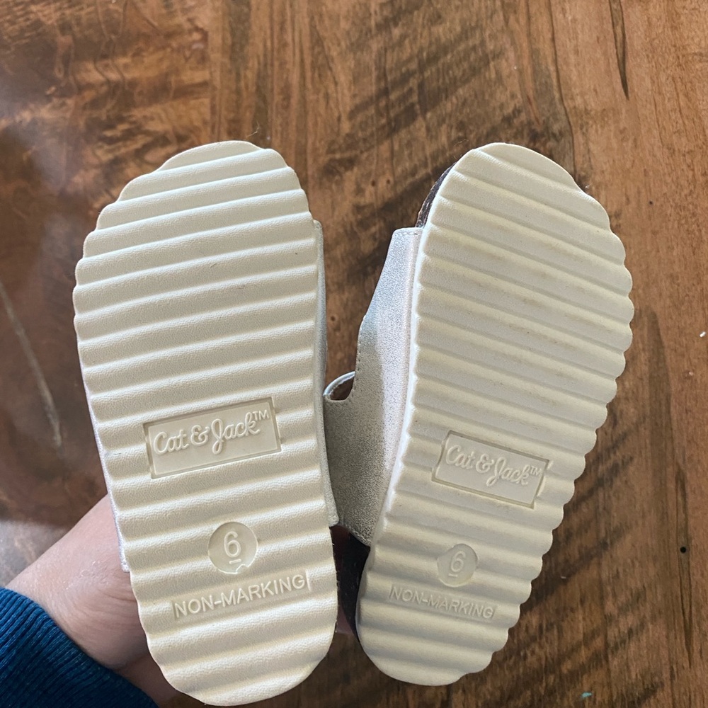Cat & Jack - Toddler sandals shiny white / silver - Size 6 - Picture 2 of 3